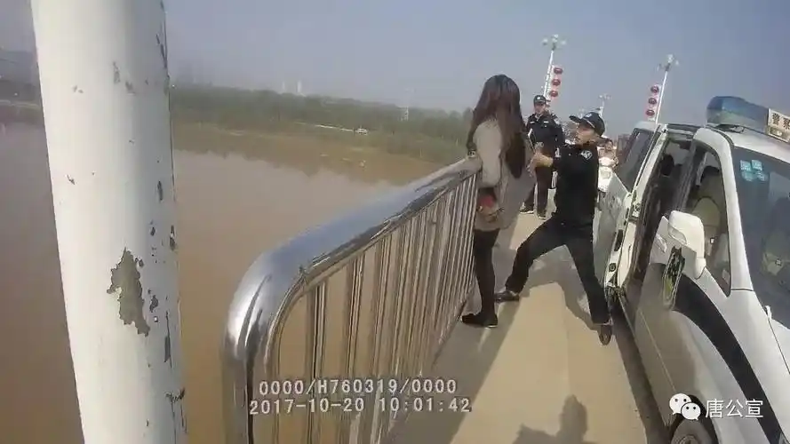 唐河县城区老桥头发生了惊险一幕,一名年青女子因感情受挫欲跳河轻生