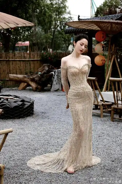 "女神龙"董璇年过40,身材十分丰腴性感,比年轻时更成熟迷人