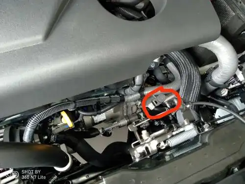 0奇骏的cvt变速箱油加注口如下图所示:你把这个黑色盖拿掉,从这里加