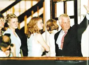 历史瞬间:1997年7月1日,彭定康挥别香港,其三名女儿哭成泪人. cfp供图