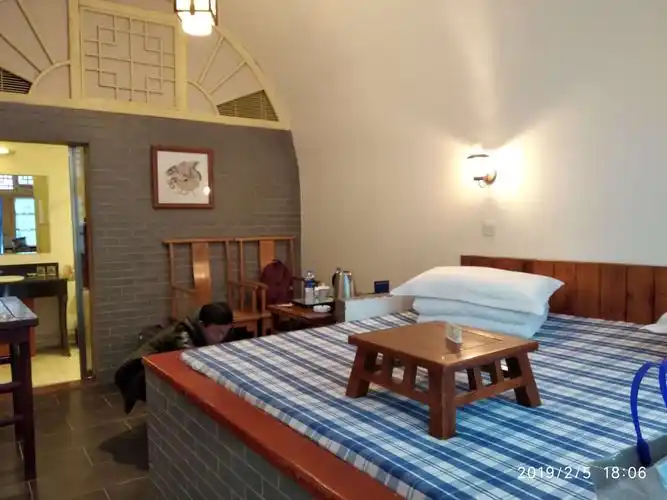 宾馆的窑洞里装修,陈设极简但适用.一个土炕,两张桌子,两把椅子.