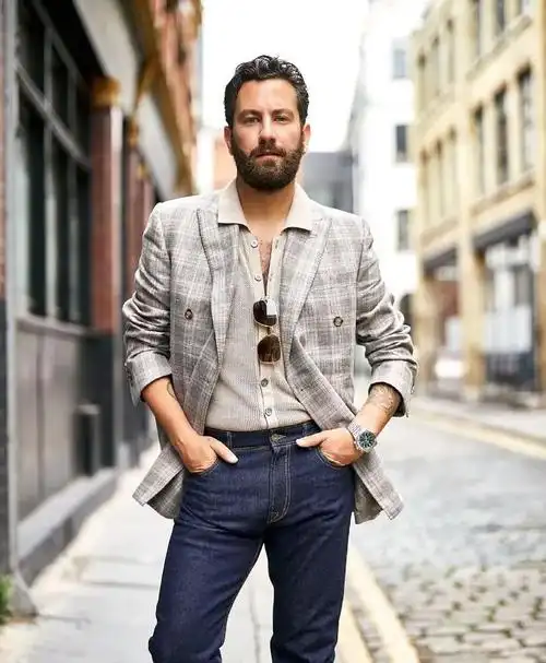 在观看赛车比赛的活动中选择这样一套有些雅痞的风格,想必回头率一定