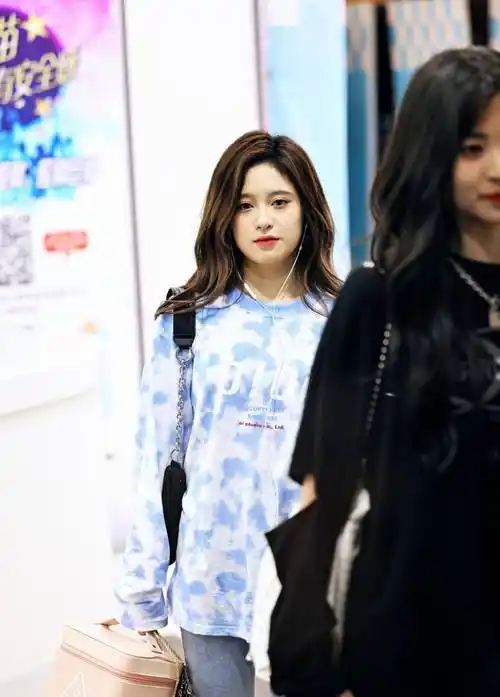 原创邓歆玥的这组照片好眼熟白衬衫黑短裙气质看着好清纯啊