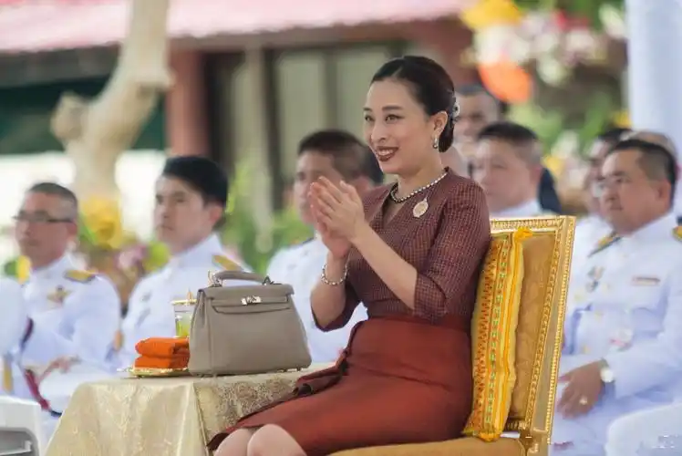 亲妈瘫痪后妈不争气!41岁泰国帕公主扛起公务大旗,竞争未来女王