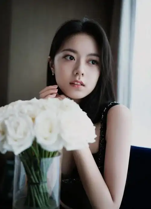 赵今麦全新活动妆造杀疯了.好知性端庄大气,温婉贵气的美.