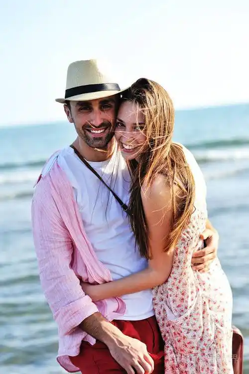 恩爱夫妻拥抱在海边