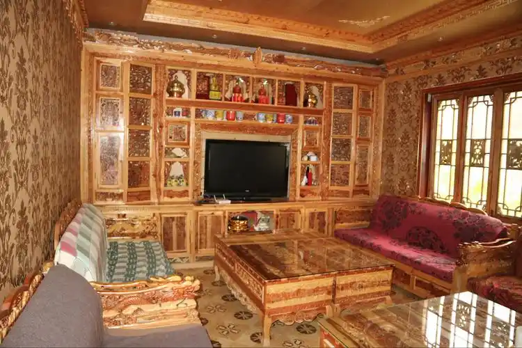 寨子成了景区,家家户户也办起了民宿,这是室内藏式装修,金壁辉煌.