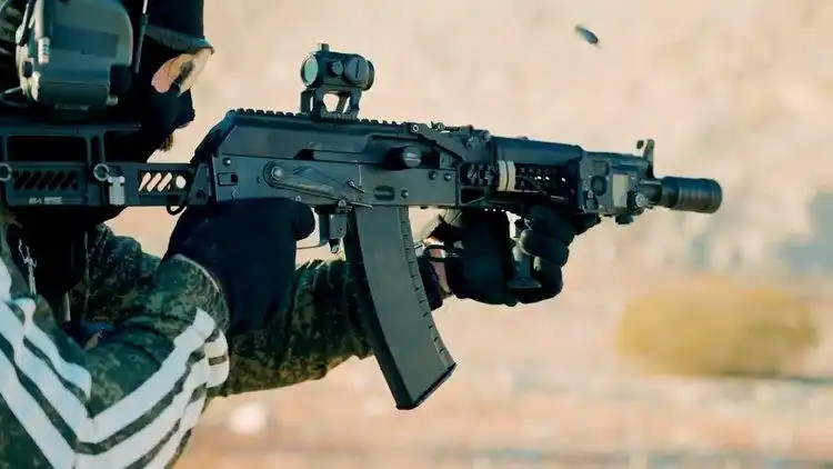 俄罗斯生产的短突击步枪:ak-105,发射5.45×39毫米(m74)步枪弹