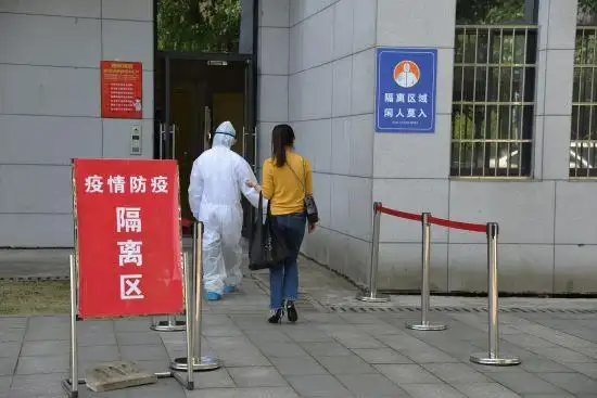 入住学校集中隔离观察区(编审:赵小群)