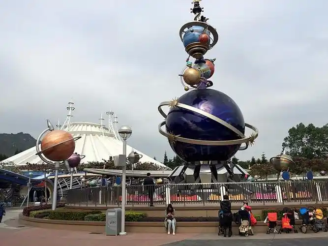 【必玩】飞越太空山:过山车在太空山内穿梭飞驰,周围充满科幻味道的