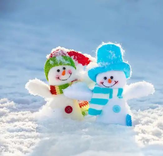 拿着雪橇的可爱的雪人