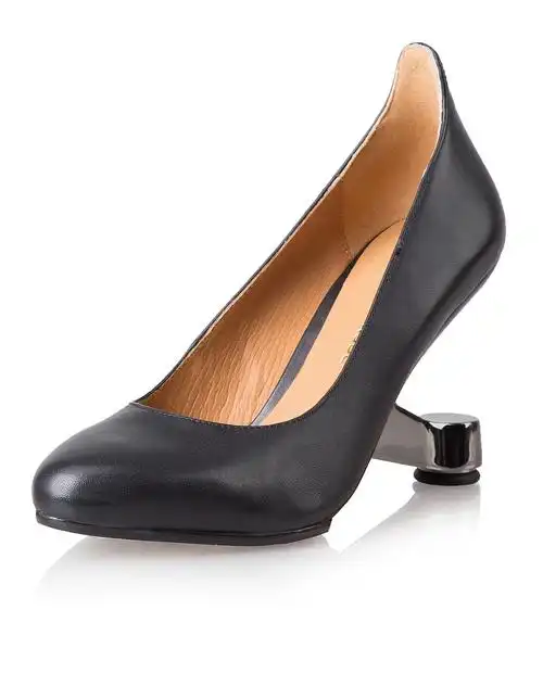 un 素面尖圆头金属异型跟单鞋