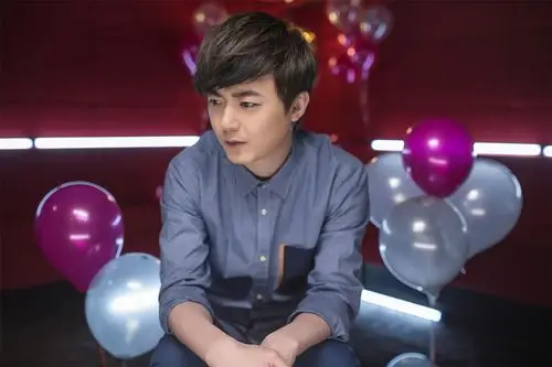 7月3日,英皇旗下艺人洪卓立(ken)最新单曲《闪先》上线,"多姿多彩"的