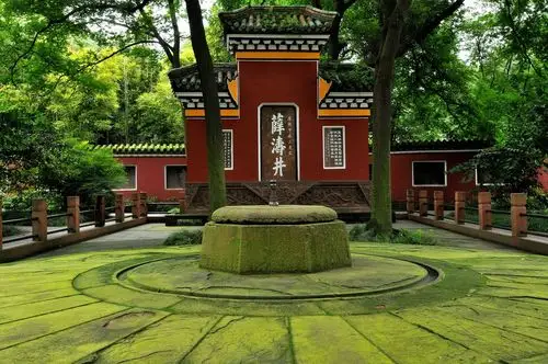 位于成都青羊区,原为草堂寺山门,后寺庙湮没,山门却因为杜甫居所而得