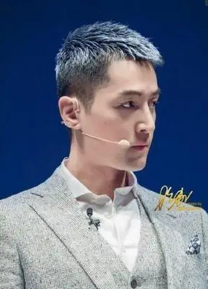 胡歌寸头亮相 网友: 完美诠释有颜值任性的代表_网易订阅