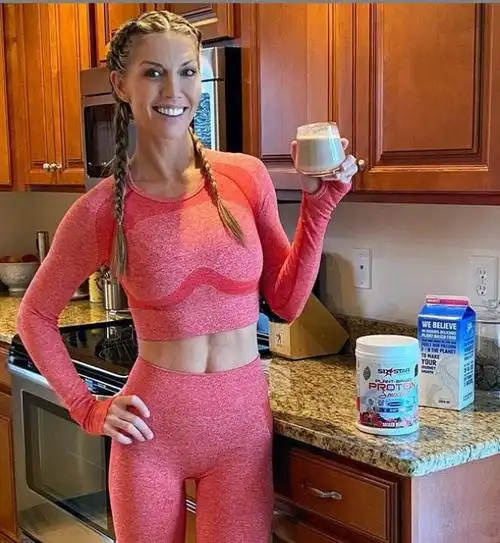 美国健身女模特肌肉紧致凹凸有致一起打卡她的健身动作