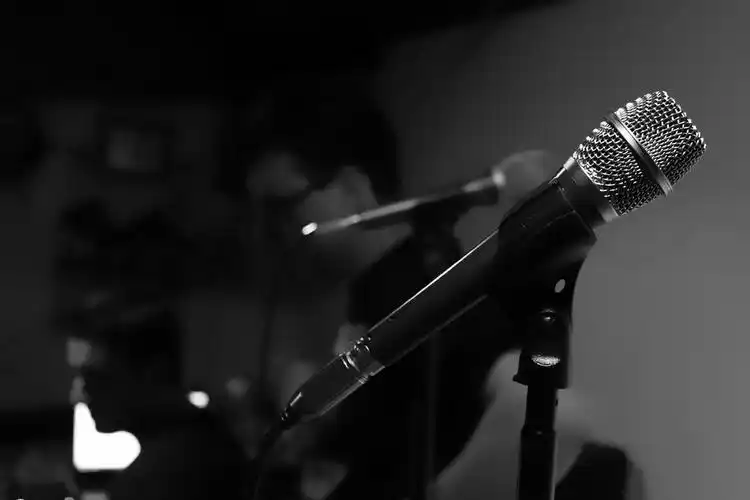 孩子们 音乐家 电 微笑 声音 吉他手 儿童舞台上唱歌的吉他手背景图片