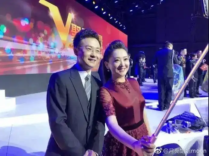 ▽ 美女主持人李思思也是一个自拍达人,和帅气的舒冬玩自拍