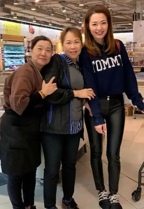 她虽然说自己的婚姻不涉及第三者,但明眼人都知道她的老公黄文迪是个