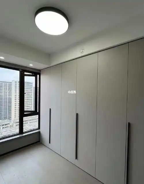 深灰色卧室衣柜一门到顶设计