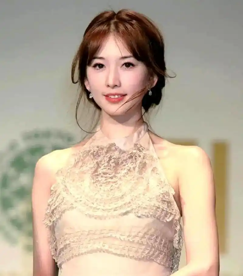 林志玲早期的照片让人喜欢,她的颜值美丽清纯.