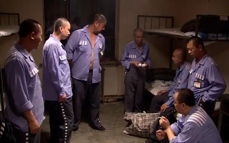 囚犯终于刑满出狱,蹲了半辈子监狱早已白发苍苍,可怜