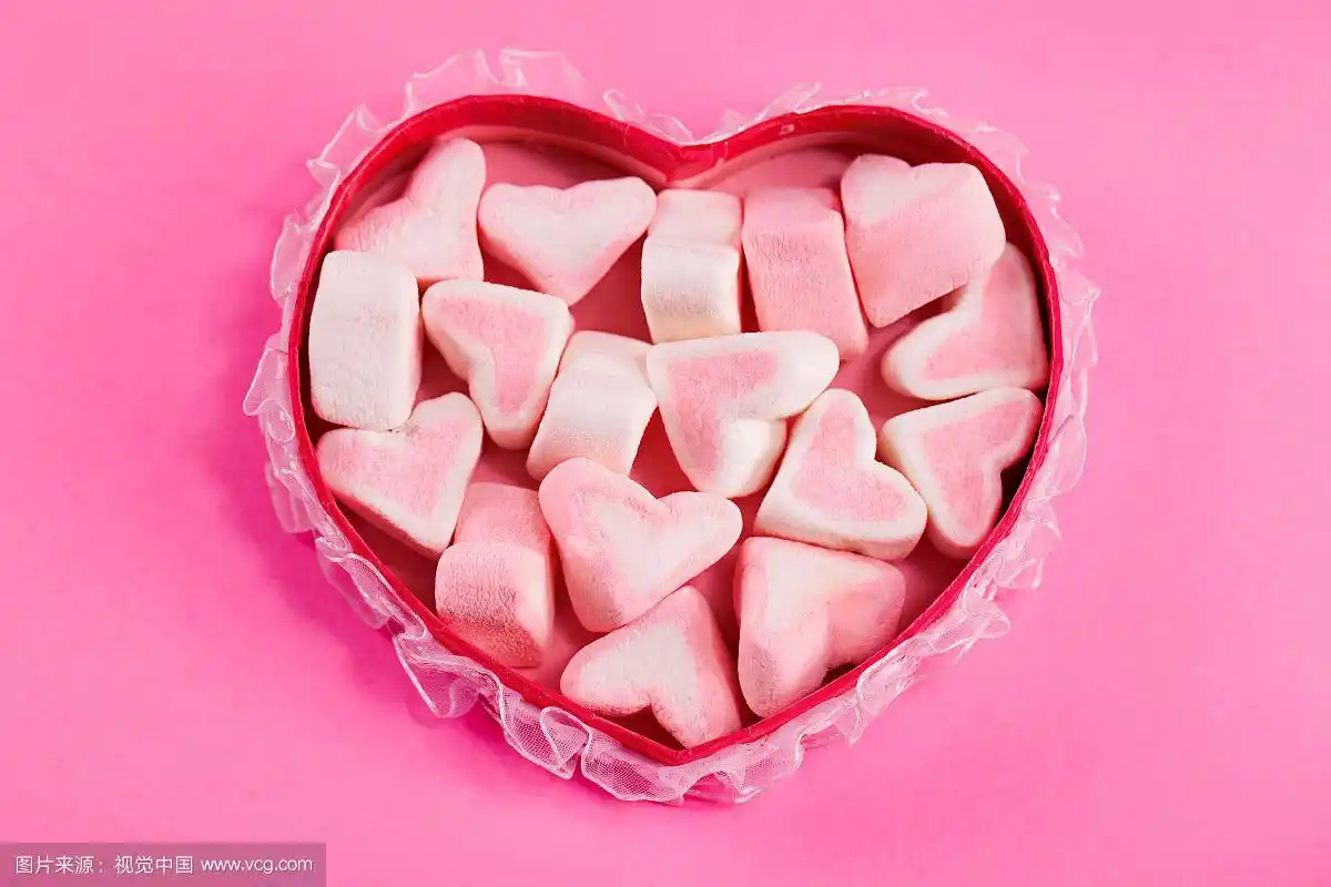 放在桌子上的心形糖果