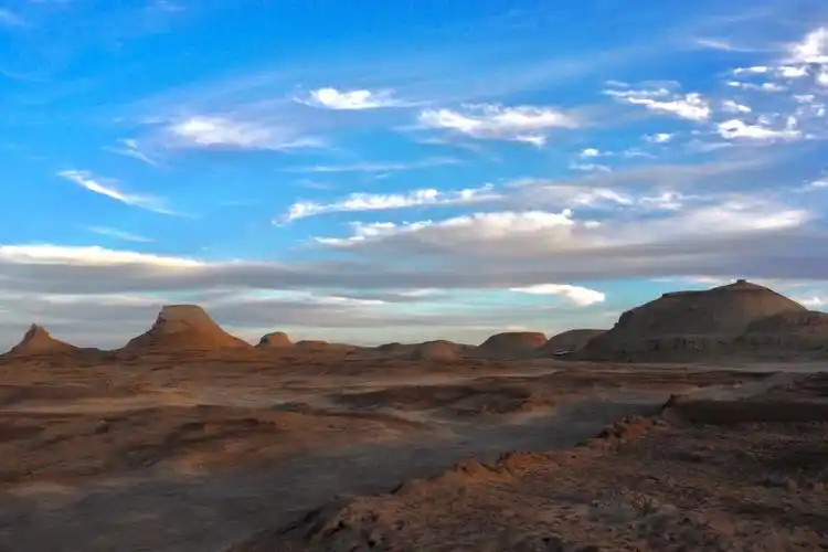 走魔鬼城 看柴达木盆地雅丹地貌