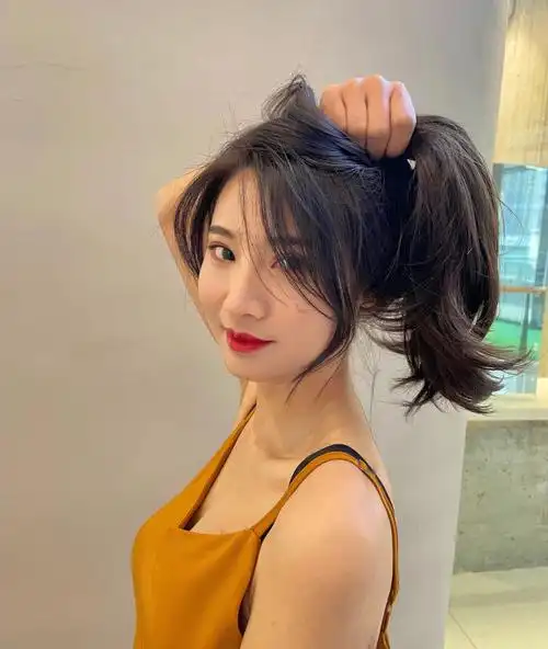 这个刘海可以改成齐刘海也可以改成八字刘海根据脸型不同而去更改适合