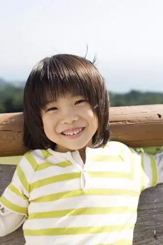 一个人,阴影,条纹,服装,光线,影子,注视,休闲装,黄种人,树,树木,小孩