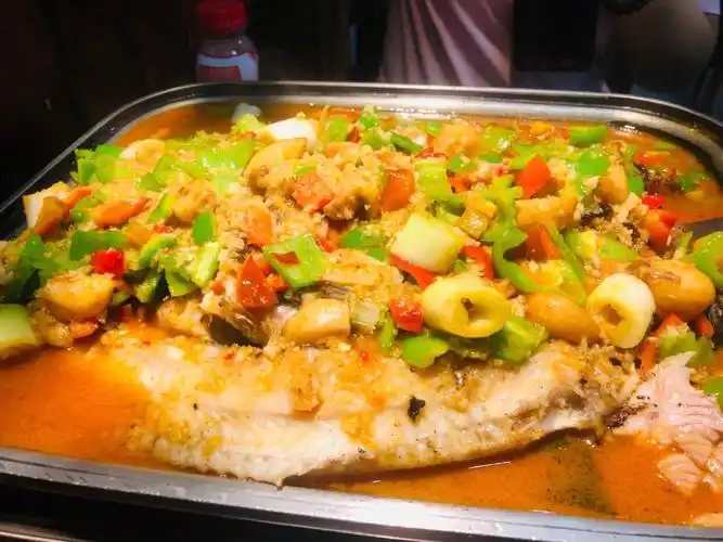 点了一份蒜蓉味的烤鱼 加了莴笋土豆粉一系列少量的配菜 大约等了二十