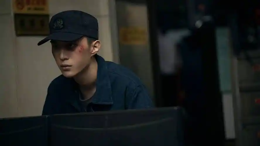 里的一组剧照,他扮演亦正亦邪的保安小吴……_电影_门锁_范丞丞