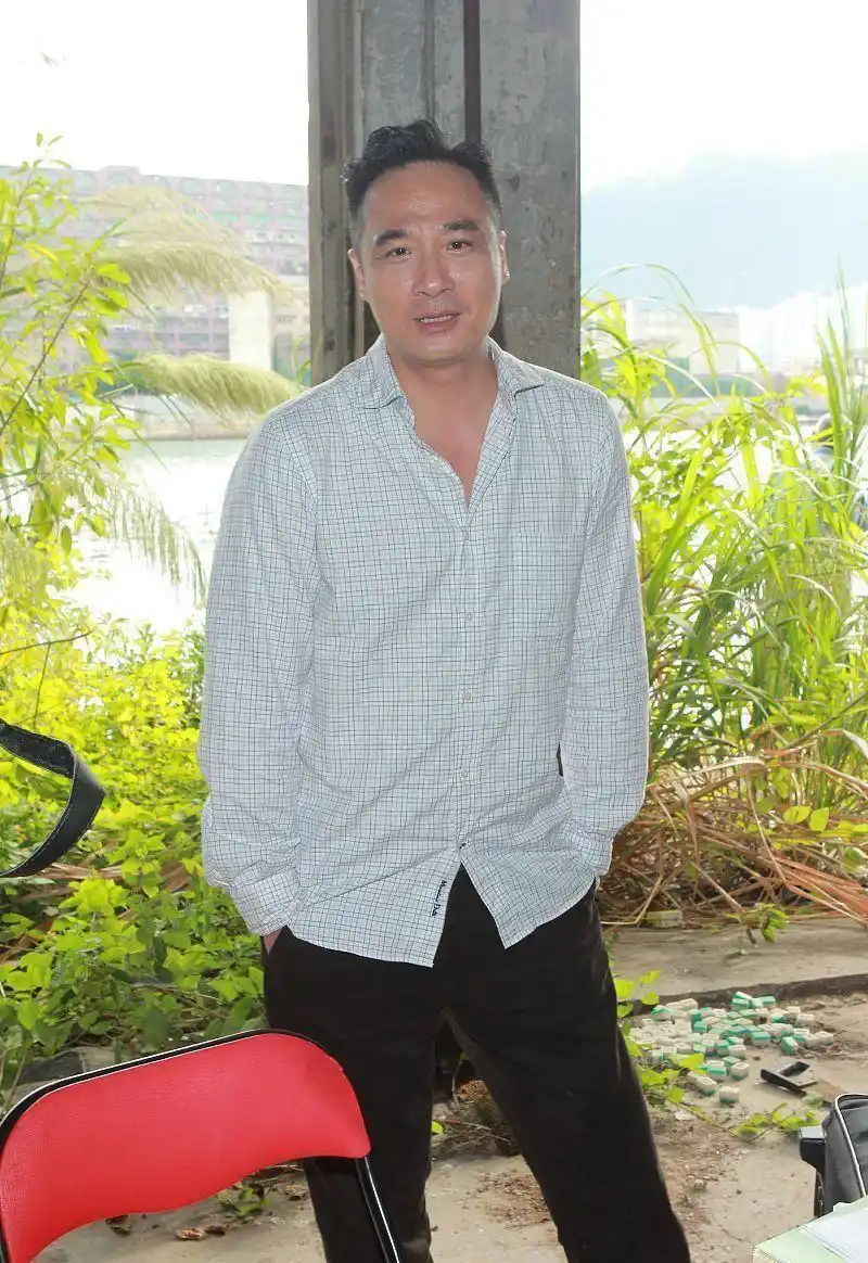 别看吴镇宇发型邋遢,但穿牛仔夹克挺年轻,站袁咏仪旁边都不显老