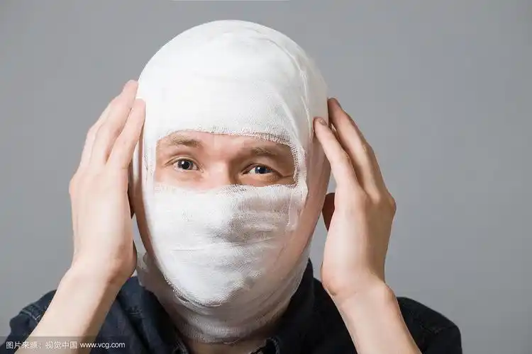 可怜的病人,头上缠着绷带