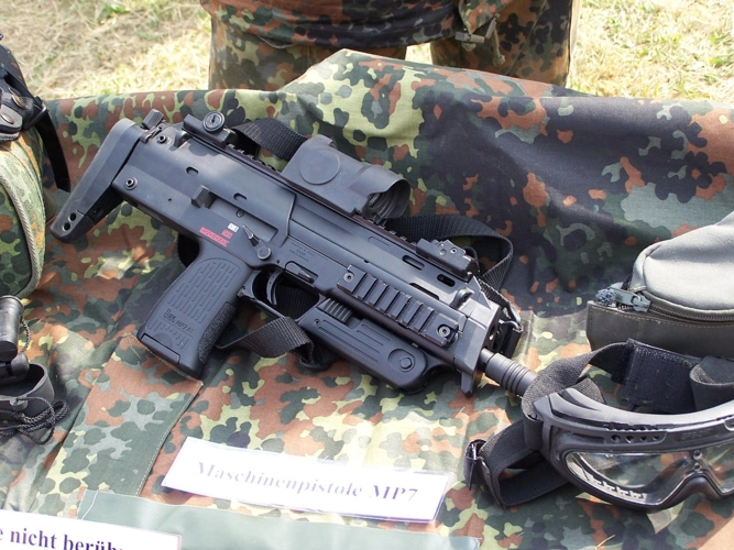 使命召唤8:现代战争3中的王牌冲锋枪——hk mp7冲锋枪