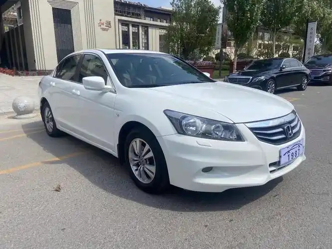 12年本田雅阁八代半,手自一体2.0高配,白车 米内,一键启