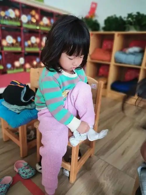 我会自己穿袜子