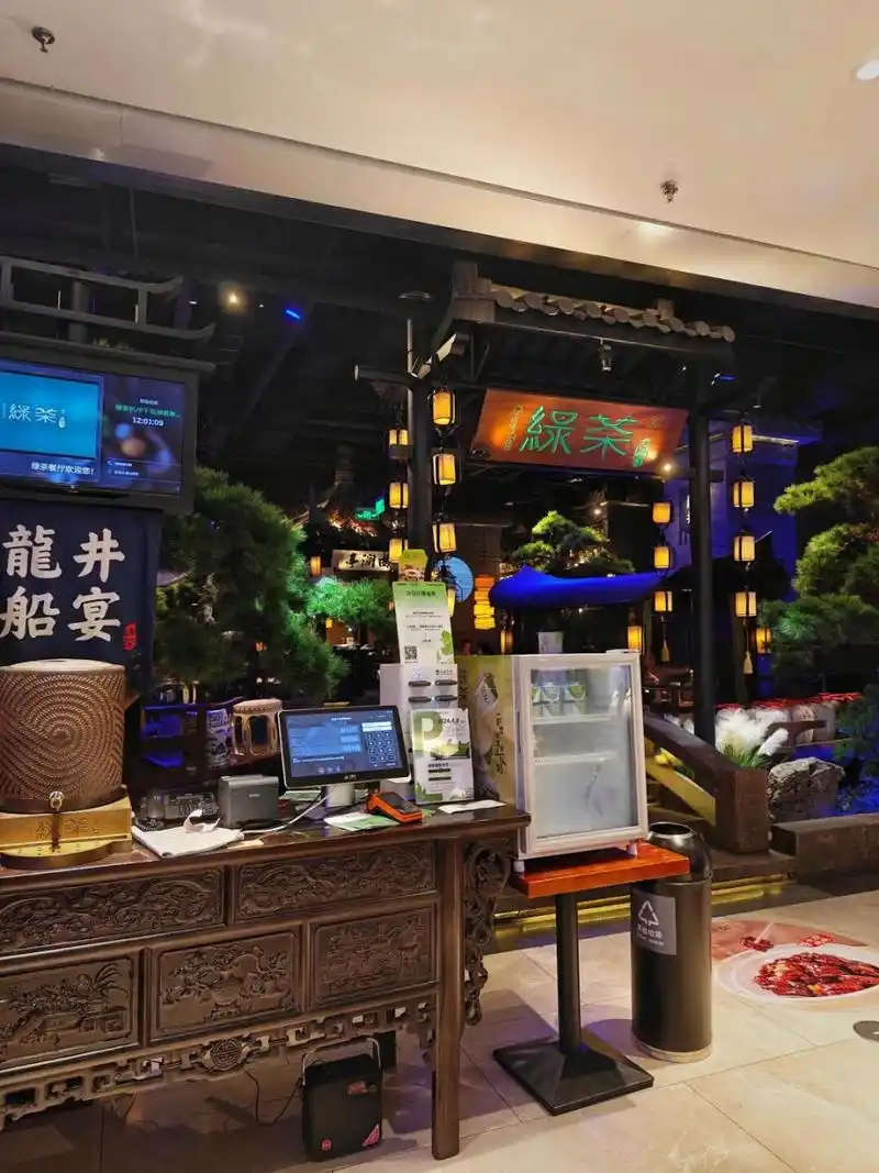 餐厅内,古色古香的装饰与柔和的灯光交相辉映,营造出一种温婉而又不失