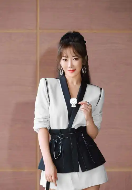 45岁陈紫函脸蛋好嫩一身成熟范西装秀身材气质倒还是少女样