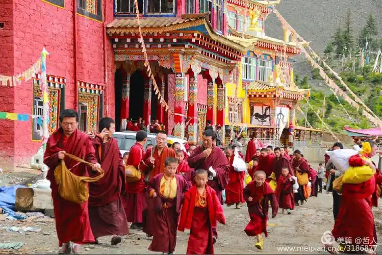 措卡寺参加法会的僧人