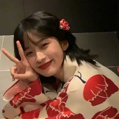 女生头像笑的很灿烂