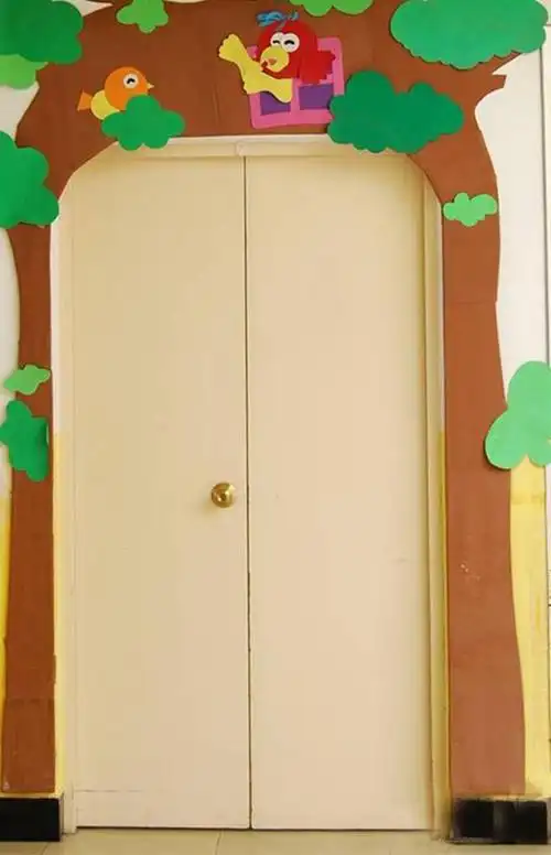 现代风格幼儿园木门布置图片 乐趣多多的童年