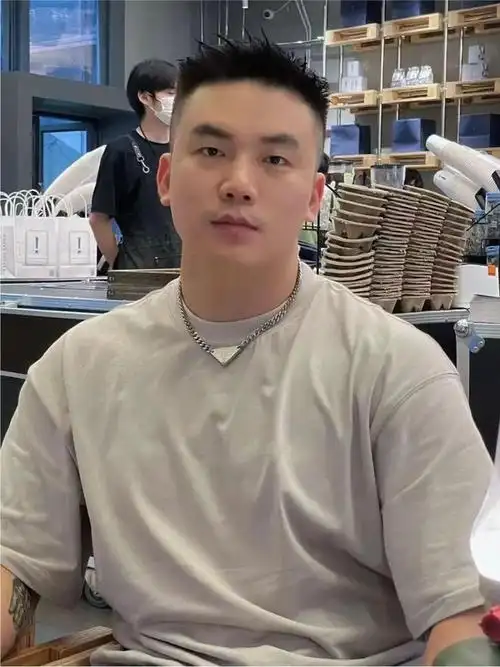 寸头是一种超短的男士发型,两侧和后区一般都会选择直接推上去,超短的