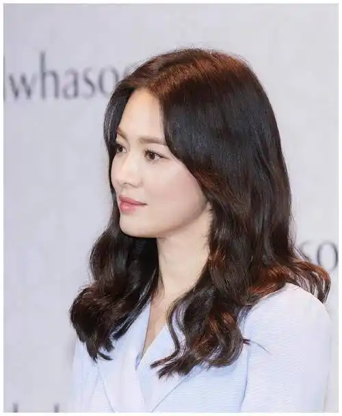 宋慧乔不光发型剪得好用基础款的衣服时尚单品搭配穿出高级感