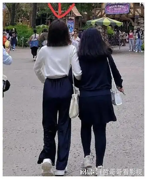 文章大女儿晒出游照,15岁遗传爸妈高颜值,身材高挑高母亲一头