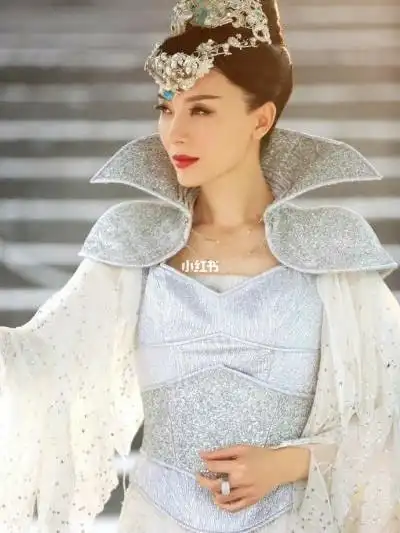 她是择天记的圣后天海幽雪,饰演者是陈数,她真的好好看哦9999