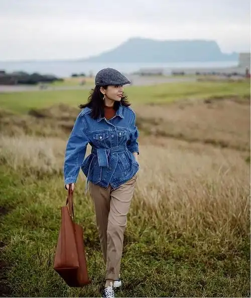 女神博主三木三木呢真会穿牛仔外套搭配休闲裤高级又时髦