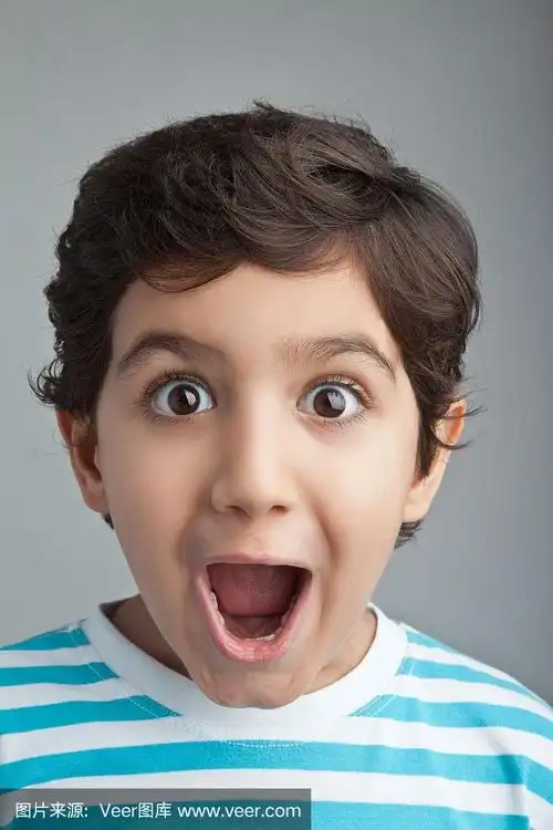 惊讶的小男孩