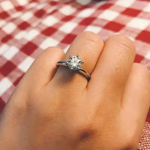 我征集到上千颗钻戒让真实新娘告诉你钻戒到底怎么选