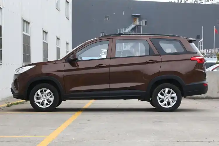 5.98万起 7座,空间宽敞,拉人拉货都适合,带你看五菱宏光s3